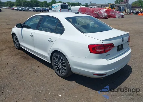 2015 Volkswagen Jetta 1.8T Sport z USA, uszkodzony, nr VIN 3VWD17AJ6FM202455